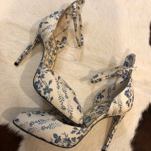 Gucci blue floral printed leather pumps